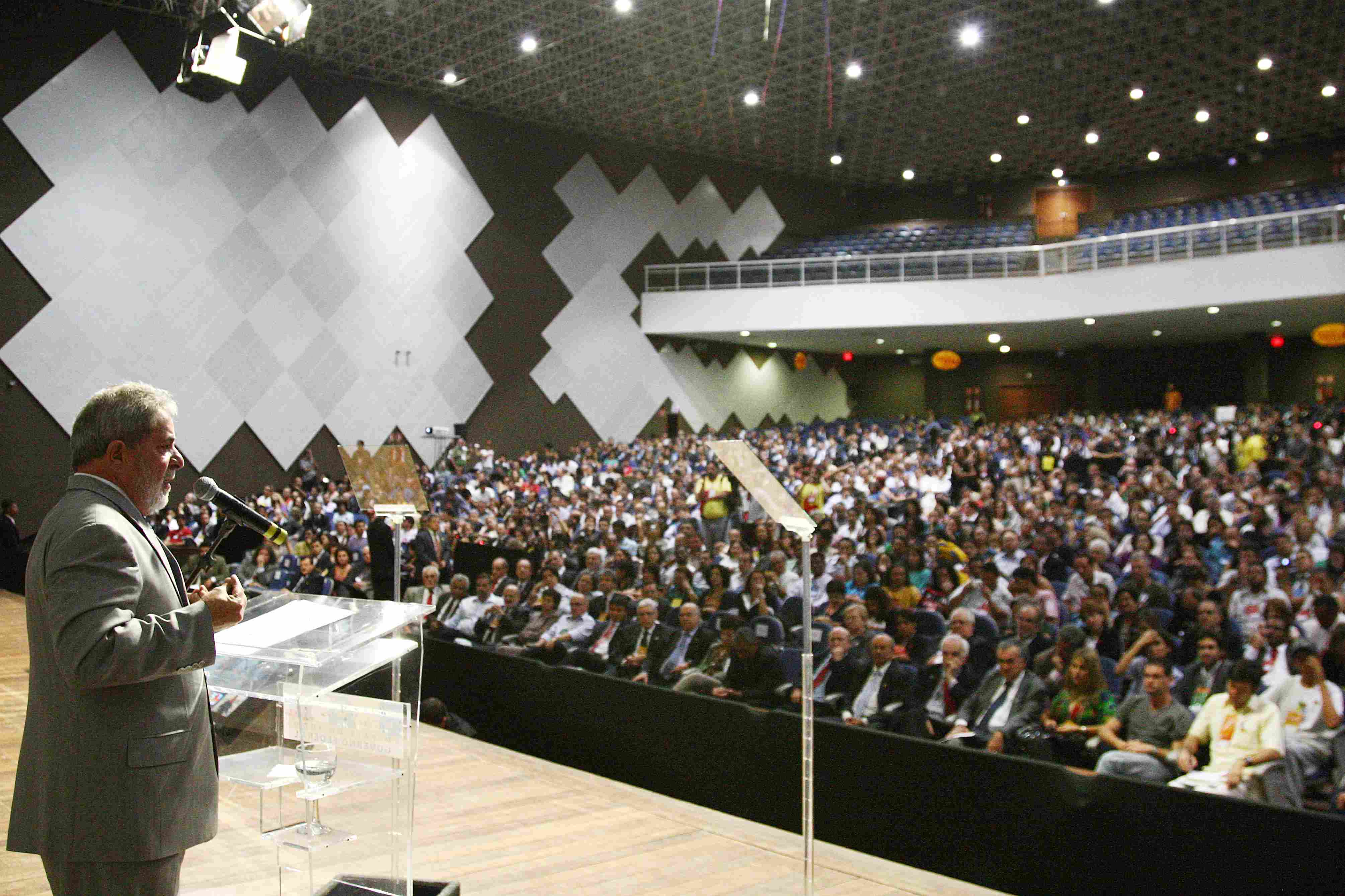Presidente Lula discursando na abertura da Confecom em 2009.